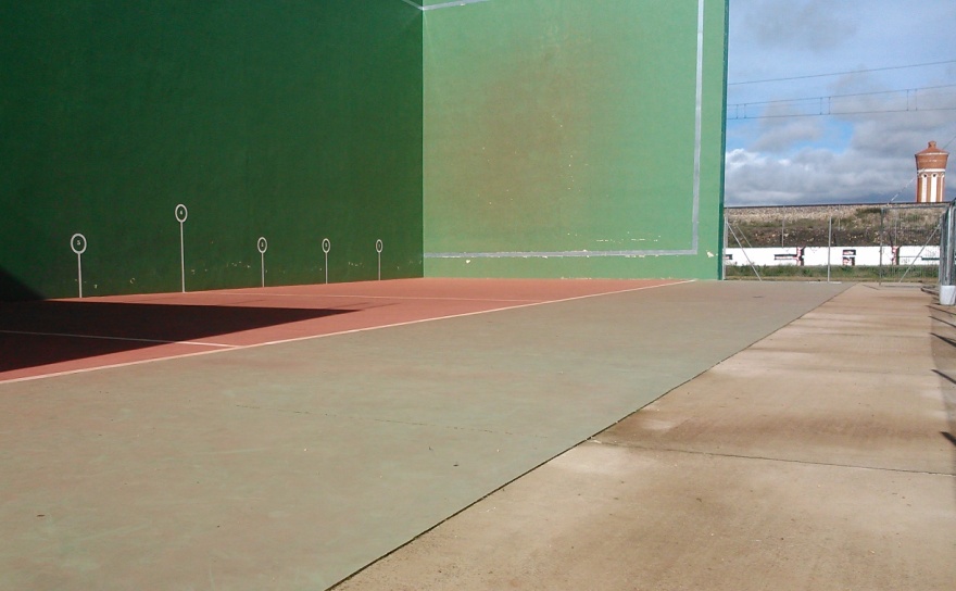 Imagen de pavimento pulido en pista deportiva, en Veguellina, León.