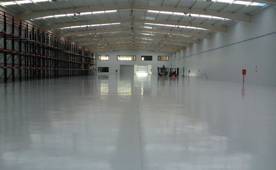 Imagen de suelo de resina epoxi antideslizante de uso industrial en Onzonilla, León